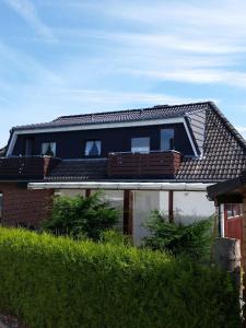 a house with a roof on top of it at Haus-Lily-Nr-03 in Büsum