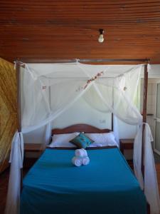 Un pat sau paturi într-o cameră la Shangri-la Lodge