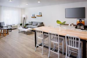 Posezení v ubytování WoodSpring Suites Seattle Everett
