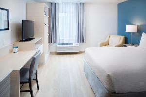 Katil atau katil-katil dalam bilik di WoodSpring Suites Seattle Everett