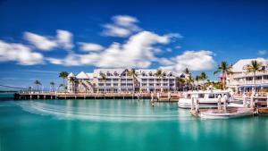 ein Resort mit Booten, die an einem Dock im Wasser angedockt sind in der Unterkunft Opal Key Resort & Marina in Key West