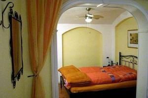 een slaapkamer met een bed in een kamer met een plafond bij Ferienwohnung-Franziska-Wuensche-Wohnung-2 in Dresden