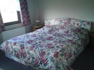 เตียงในห้องที่ Ferienwohnung-Thomsen