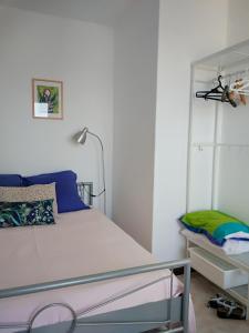 Ένα ή περισσότερα κρεβάτια σε δωμάτιο στο Laranja Apart.