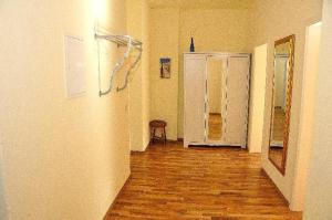 ein leeres Zimmer mit einem Flur mit Holzboden in der Unterkunft Fewo Dresden Neustadt - zentral & preiswert L5 in Dresden