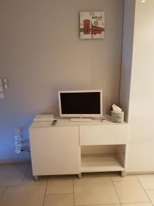 - un bureau blanc avec un ordinateur dans l'établissement Port nature, au Cap d'Agde