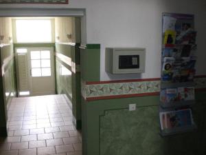 eine Küche mit einer grünen und weißen Theke und einem Kühlschrank in der Unterkunft Fewo Dresden Neustadt - zentral & preiswert L5 in Dresden