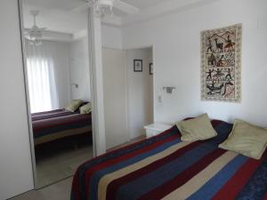 ティグレにあるTigre Paseo Victorica al 700のベッド2台と鏡のある寝室 +13枚の写真