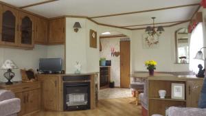 a room with a kitchen and a living room at Hills View Accommadation in Borrisoleigh