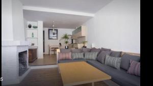 A seating area at Apartament El Pou