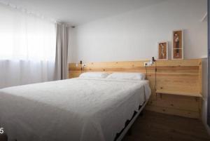 A bed or beds in a room at Apartament El Pou