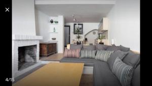 A seating area at Apartament El Pou