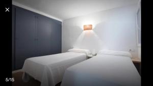 A bed or beds in a room at Apartament El Pou