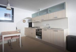 A kitchen or kitchenette at Apartament El Pou