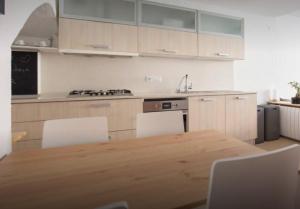 A kitchen or kitchenette at Apartament El Pou
