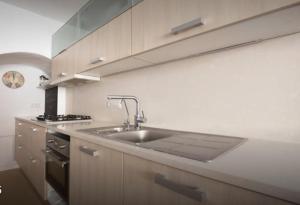 A kitchen or kitchenette at Apartament El Pou