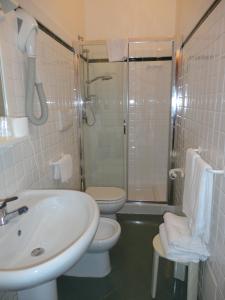 Koupelna v ubytování Hotel Silvestrino + 37 fotografií