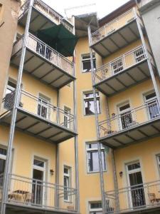 ein gelbes Gebäude mit Balkon an der Seite in der Unterkunft Dresden Altstadt/Neustadt 3 Raum Fewo L11 in Dresden