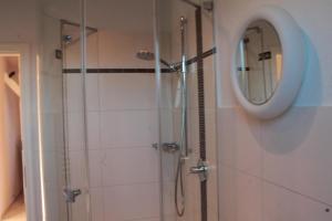 ein Bad mit einer Dusche und einem Spiegel in der Unterkunft Düsternbrooker Villa in Kiel