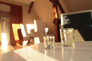 zwei Gläser auf einem Tisch in der Unterkunft Düsternbrooker Villa in Kiel