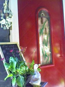 eine kleine Figur neben einer Pflanze neben einem Spiegel in der Unterkunft Ferienwohnungen Willrich - Ferienwohnung 2 in Blankenheim