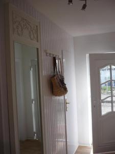 einen Flur mit Tür und Korb an der Wand in der Unterkunft Ferienwohnung 5 im Haus Wildfang in Dahme