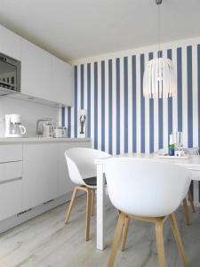 ヴェスターラントにあるHaus-LIV-Appartement-Meerのキッチン(白いテーブル、白い椅子付)