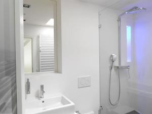 ヴェスターラントにあるHaus-LIV-Appartement-Meerの白いバスルーム(シンク、シャワー付)