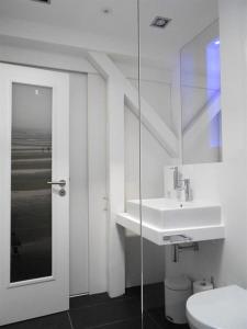 ヴェスターラントにあるHaus-LIV-Appartement-Meerのバスルーム(洗面台、トイレ付)