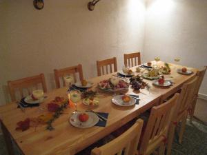 einem Holztisch mit Teller mit Lebensmitteln darauf in der Unterkunft Ferienwohnung 3 in Hermsdorf