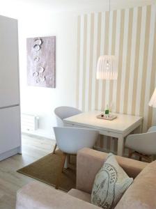 sala de estar con sofá y mesa en Haus-LIV-Appartement-Sand en Westerland