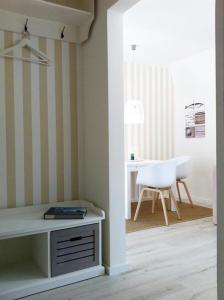 ヴェスターラントにあるHaus-LIV-Appartement-Sandのベッド、テーブル、椅子が備わる客室です。