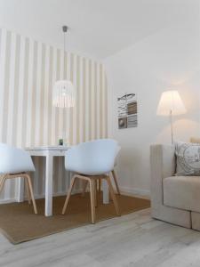 sala de estar con mesa, silla y sofá en Haus-LIV-Appartement-Sand en Westerland