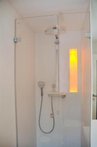 y baño con ducha y puerta de cristal. en Haus-LIV-Appartement-Sand en Westerland