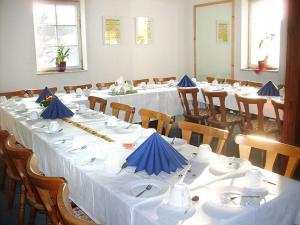 
Ein Restaurant oder anderes Speiselokal in der Unterkunft Pension Torgau - Zimmer 6 

