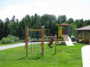 einen Park mit Spielplatz mit Rutsche in der Unterkunft Klausgupf in Neureichenau