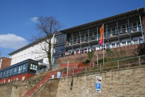 un edificio con persone sedute sul balcone di Jugendherberge Stuttgart International a Stoccarda