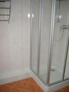 クックスハーフェンにあるFerienwohnung-Sophiaのバスルーム(ガラスドア付きのシャワー付)