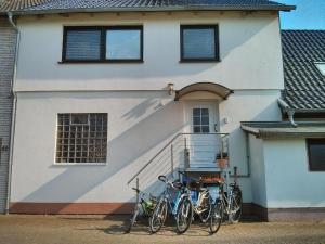 ヴンストルフにあるFerienapartment-Bossmannの家の前に停めた自転車