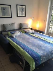 レリクにあるFerienwohnung-Meeresblick-Rerikのベッドルームに大型ベッド1台(枕付)