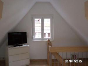 sala de estar con ventana y TV en Schlemmers-Stoeckle, en Oberried