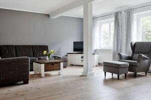 ein Wohnzimmer mit Sofa, Sesseln und Fernseher in der Unterkunft Maycke in Goting