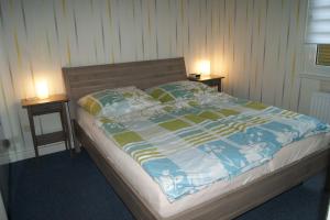 Giường trong phòng chung tại Ferienhaus-Mellumring