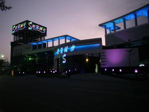 台南的住宿－慾望城市汽車旅館，一座晚上有蓝色灯光的建筑