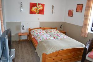 テニングにあるNordsee-App-2のベッドルーム(ベッド1台、テレビ付)
