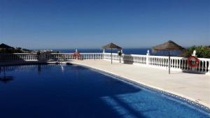 basen z oceanem w tle w obiekcie 2 Bed penthouse, rooftop terrace, panoramic views w mieście Mijas