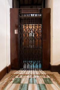 una puerta abierta en una habitación con suelo de baldosa en Bentleys Hotel, en Bombay