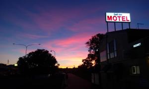 Východ nebo západ slunce při pohledu z motelu nebo okolí + 4 fotografie