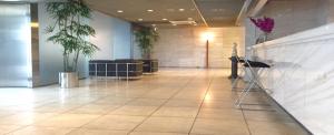 um lobby de um edifício com uma sala de espera com plantas em Hotel Ritz Koshien em Nishinomiya