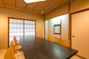 una sala de conferencias con una mesa larga y sillas en Shin Osaka Washington Hotel Plaza en Osaka